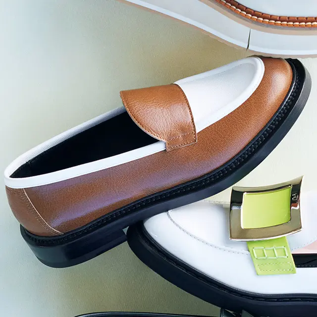 構築的でほどよいボリュームのあるソールを採用。ホワイトとキャメルのコンビカラーが新鮮。靴（2.5）￥126,500／ピエール アルディ 東京（ピエール アルディ）