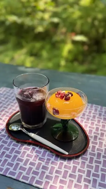 マンゴーのジュレとアイスコーヒー