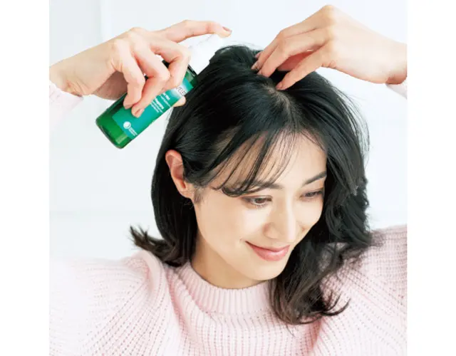 「立ち上げたい根元に吹きつけ、乾いてからアイロンを。バリッと固まらずにボリュームアップ」