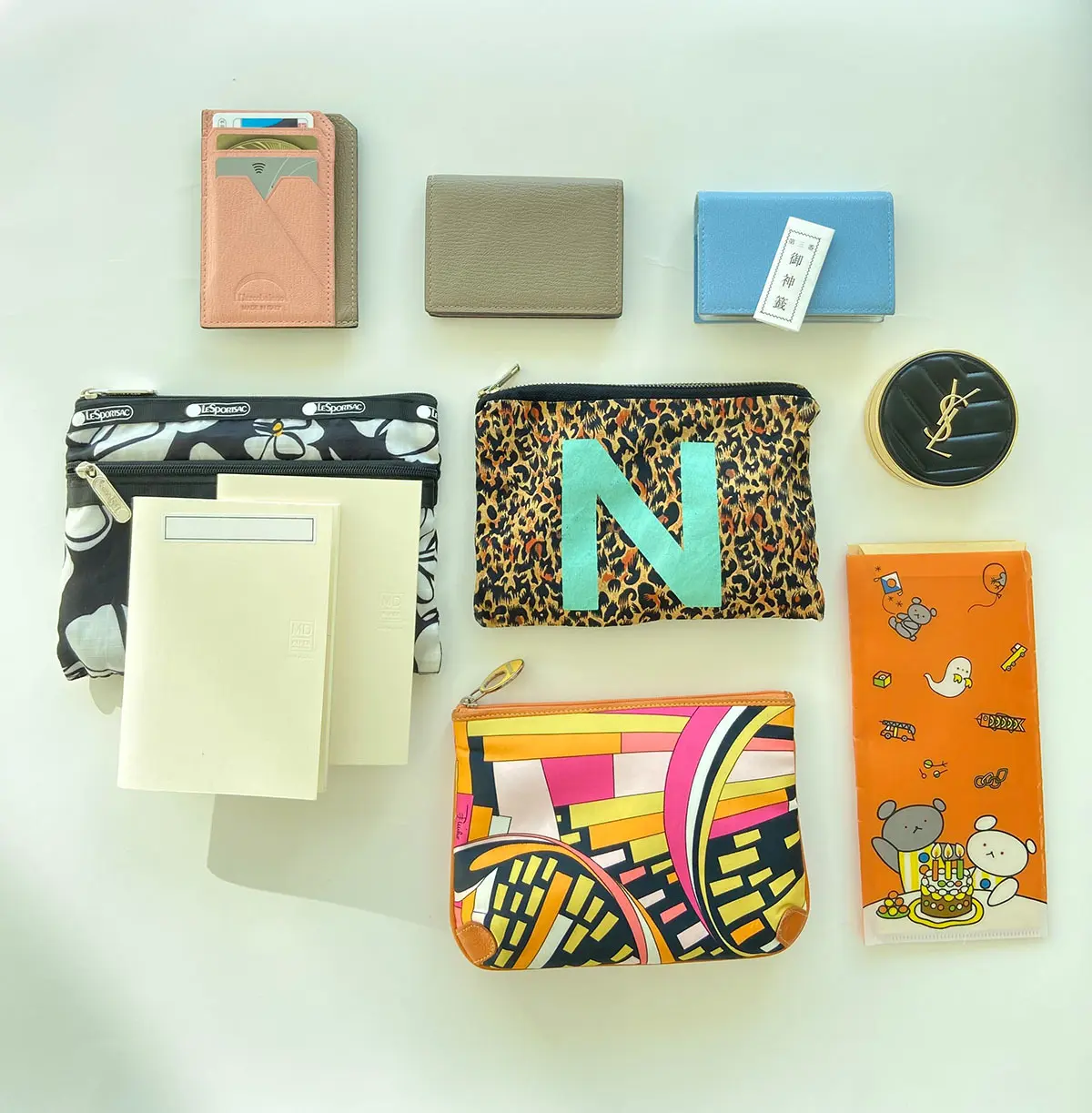 賑やかなポーチ使いで整理整頓されたS川のバッグの中身