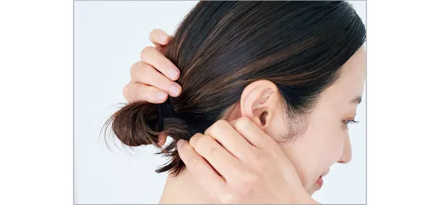 ひとつ結びと同様にまとめたらゴムに通しきらず、輪っか状のおだんごに。入れ込む毛先は下向きが洗練＆太めゴムのほうがとめやすい