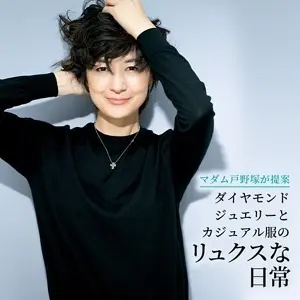 ダイヤモンドジュエリーとカジュアル服のリュクスな日常