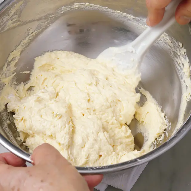 ゴムべらに持ち替えて、混ぜきれていない周囲や底を均一にする。