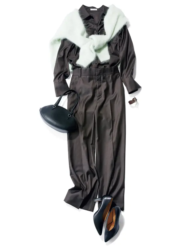 シャツ￥81,400・パンツ￥79,200／カオス表参道（デガージェ）　カーディガン￥94,600／カオス丸の内（カオス）