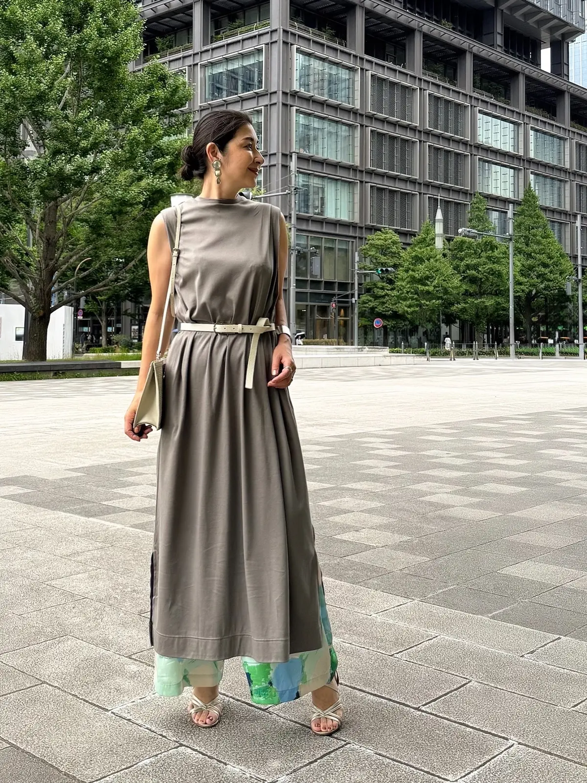 イーバイエクラ　SALONEワンピース　グレージュ　接触冷感ワンピース　オフホワイトベルト　オフホワイトラフィアショルダーバッグ　ペイント側ワイドパンツ　シャンパンゴールドサンダル　