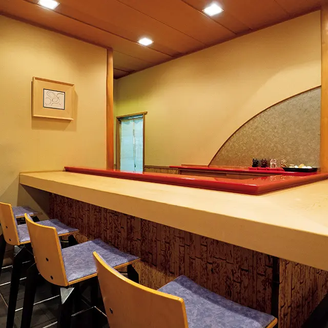 カウンター席のほか個室も