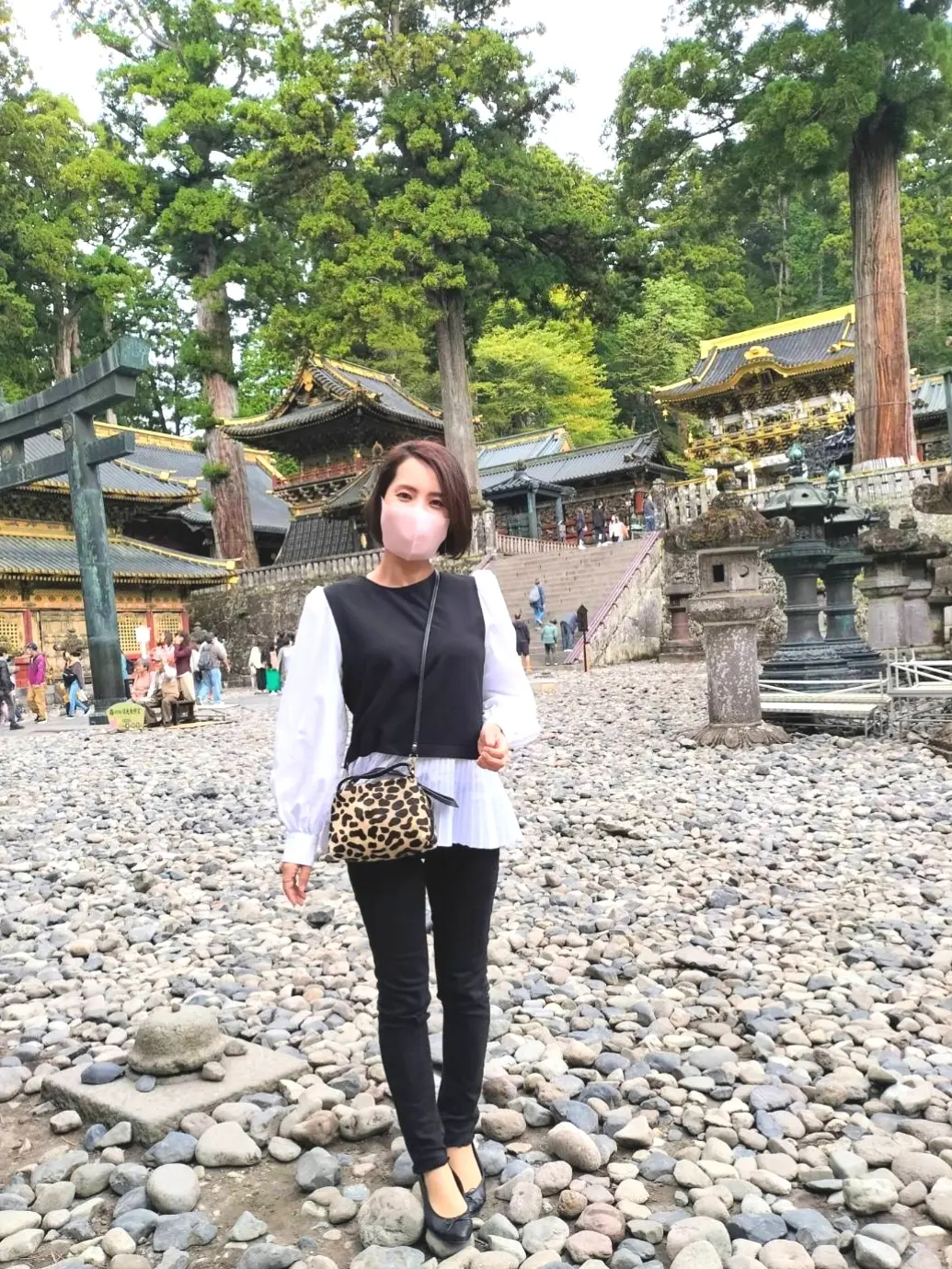 日光東照宮、40代ファッション、ユニクロのウルトラストレッチスキニーハイライズ、ザラのブラウス、黒スキニー、旅ファッション