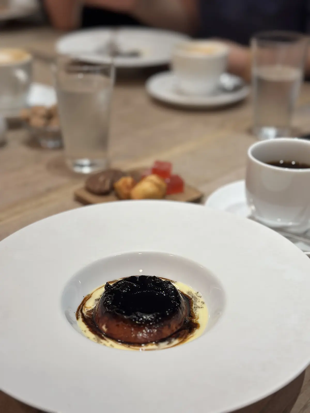 グラスたっぷりなシャンパンと陽気なオーナの画像_7