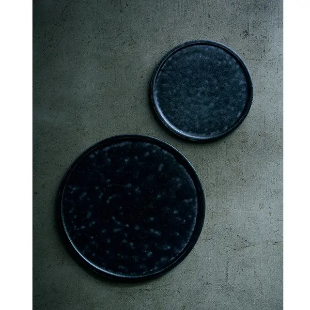 唐津の作家、矢野直人「黒釉皿」（φ16×H0.8㎝）￥4,400、（φ23×H0.8㎝）￥7,700