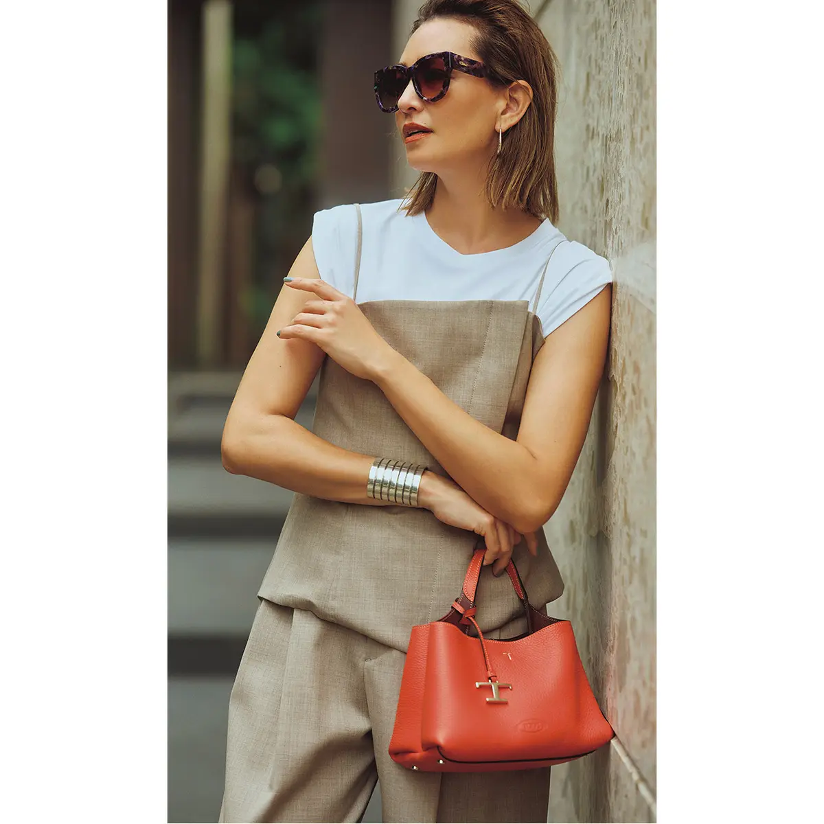 白トップスとベージュセットアップ　モデル・RINA