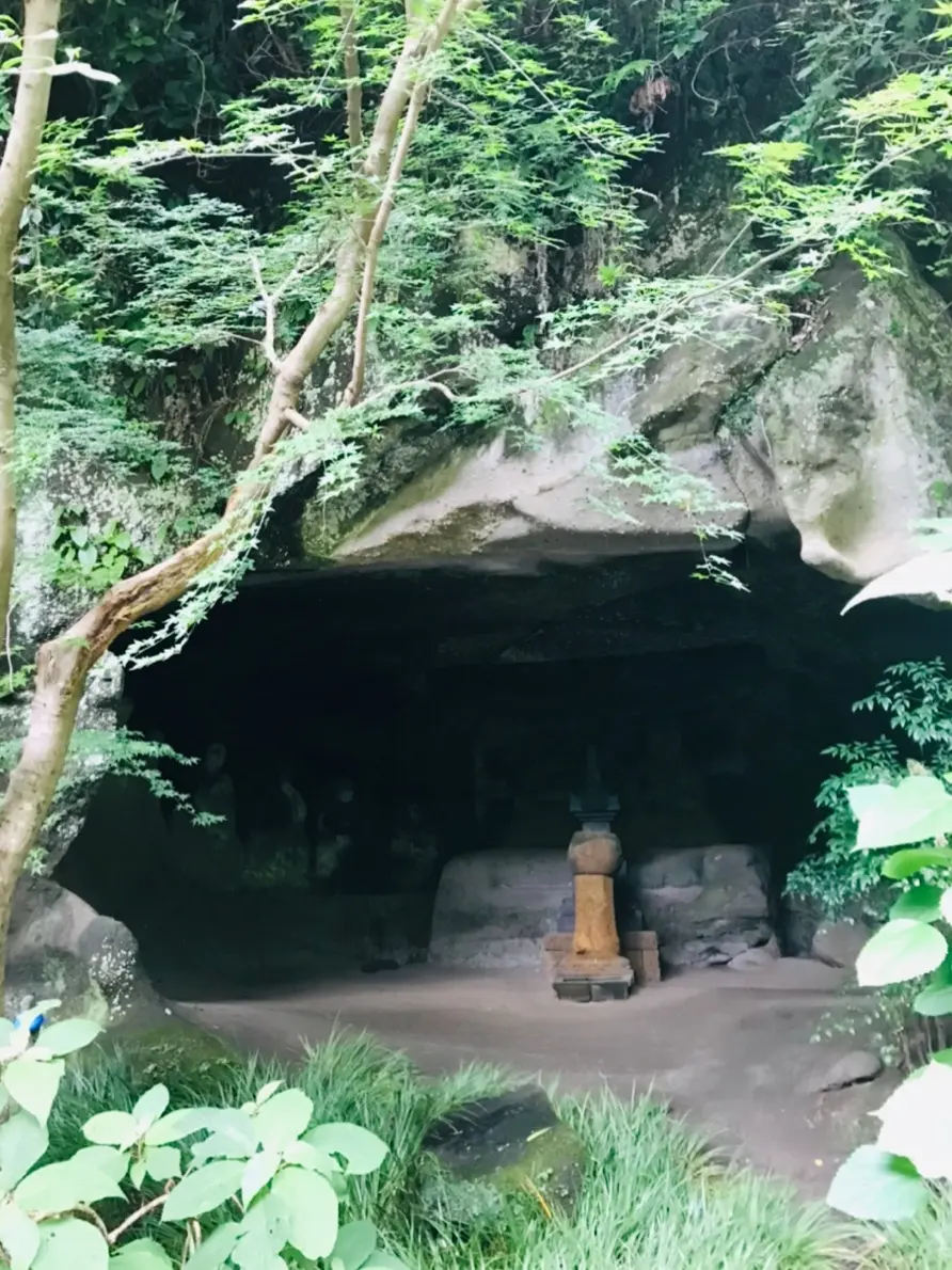  明月院やぐら　羅漢洞