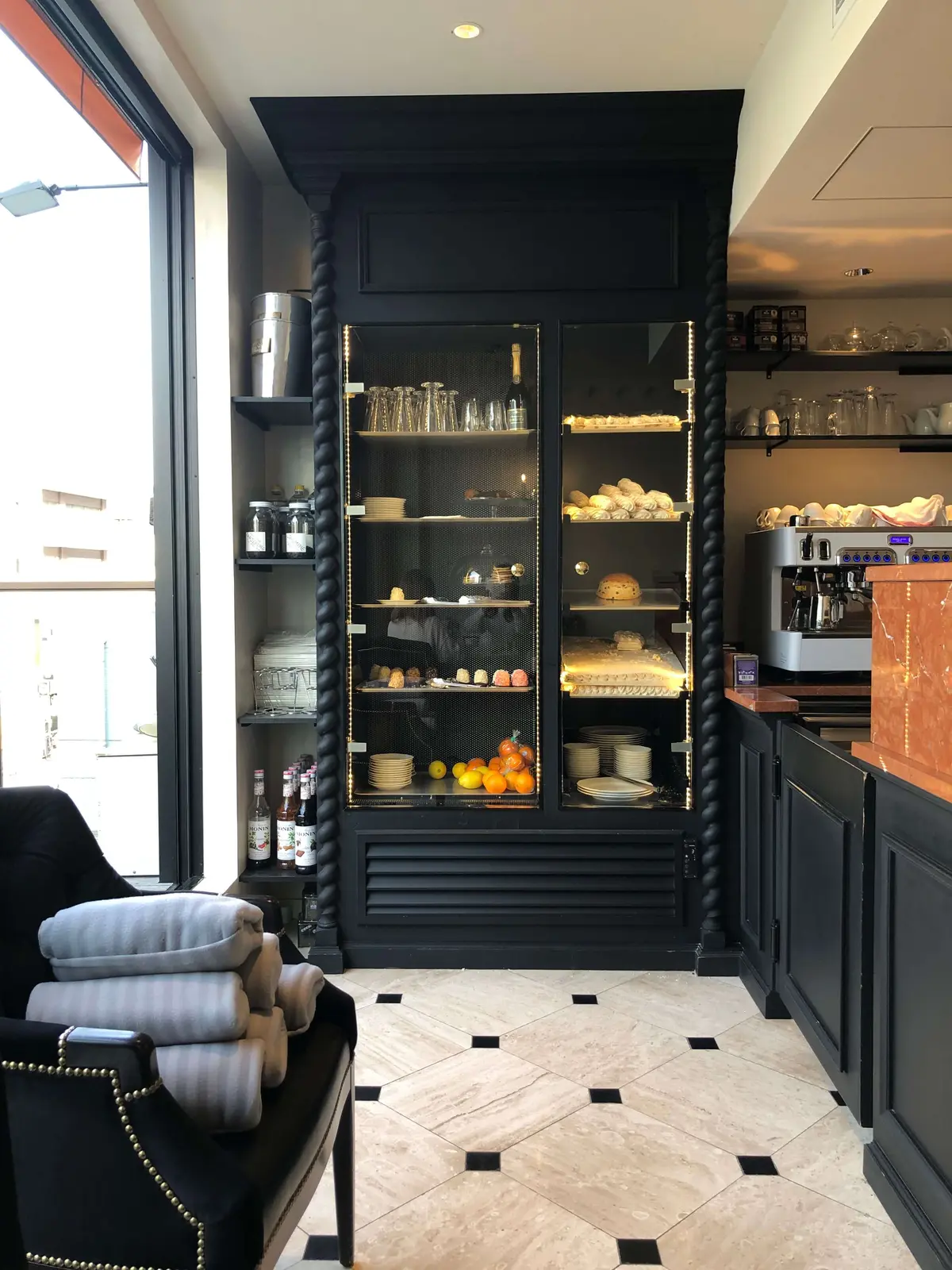 Aux Merveilleux de Fred（オー・メルベイユ・ドゥ・フレッド）。3階。メルベイユ。スイーツ。ショーケース。メルベイユ（ダークチョコチップ）、アンクロワヤブル（ホワイトチョコチップ）、エキセントリック（ピンクのメレンゲチップ）