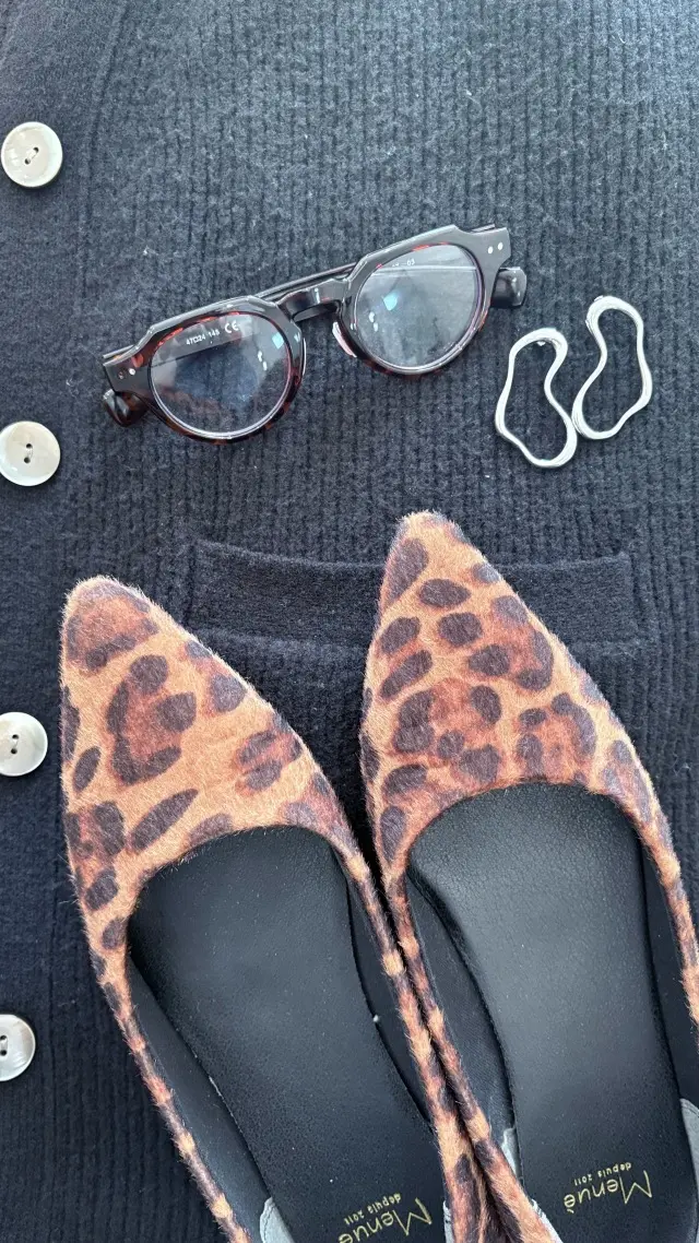 サングラス　ピアス　カーディガン　フラットシューズ