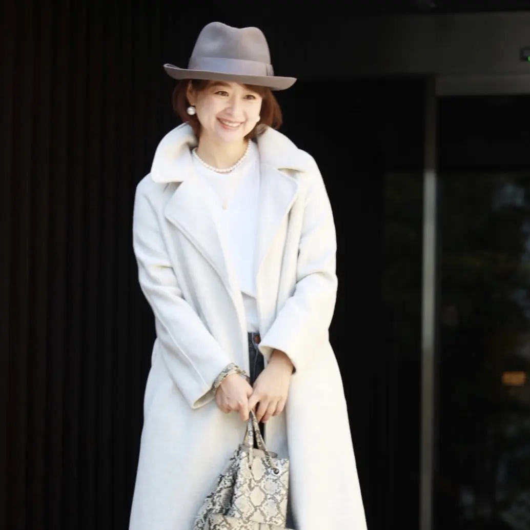 「ライトなグレー」のワントーンコーデ。の画像_1