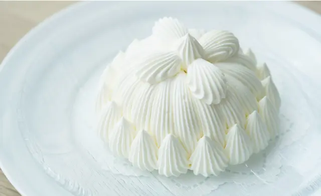 東京會舘伝統の「和栗のマロンシャンテリー」も楽しめる。￥1,760