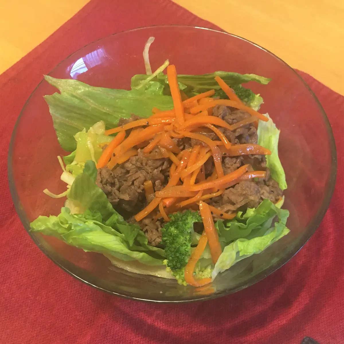 肉をのせた野菜サラダです