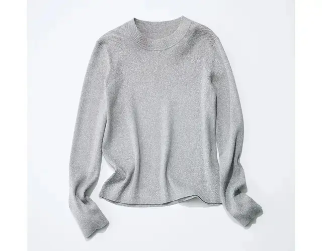 控えめなラメ感とミニマルシルエットが上品