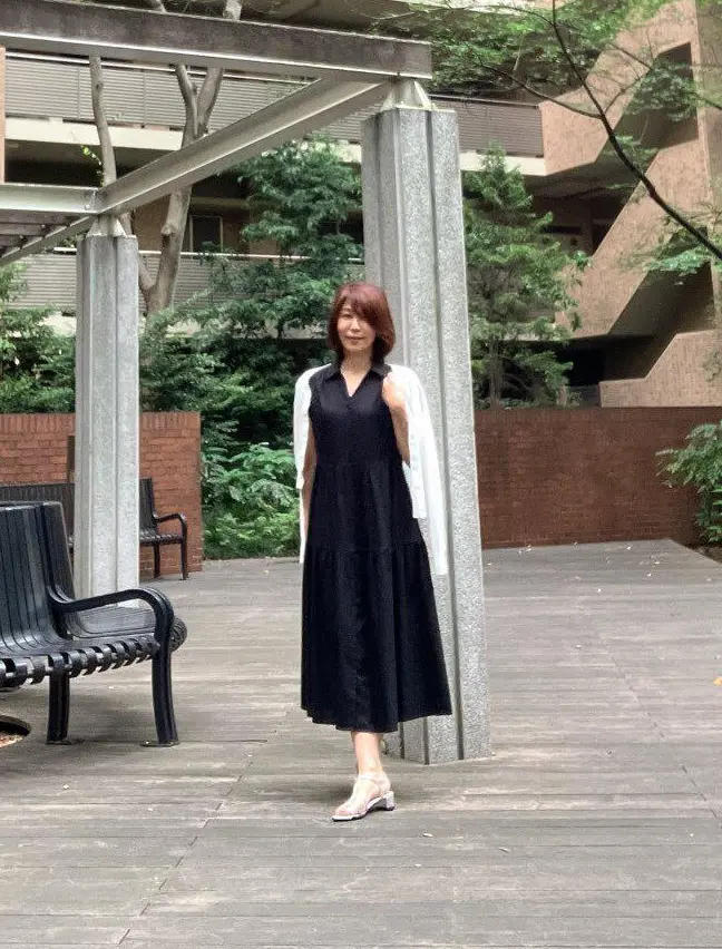 GUティアードワンピース 黒ワンピース　ワンピースコーデ ジレコーデ　アラフィフファッション　プチプラコーデ　ユニクロ シアーカーディガン