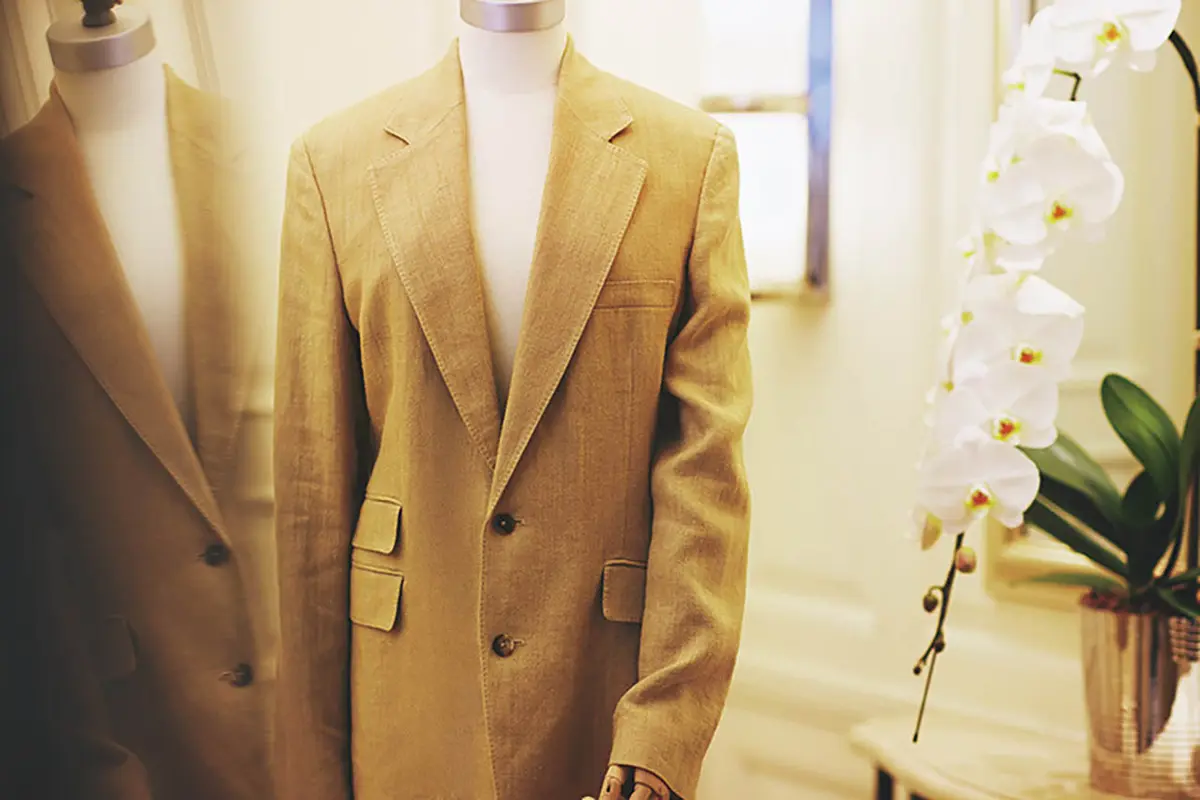 メンズウエアの ジャケットから着想を得た、ストレートフィ ットが女性の体をしなやかに引き立たせて。