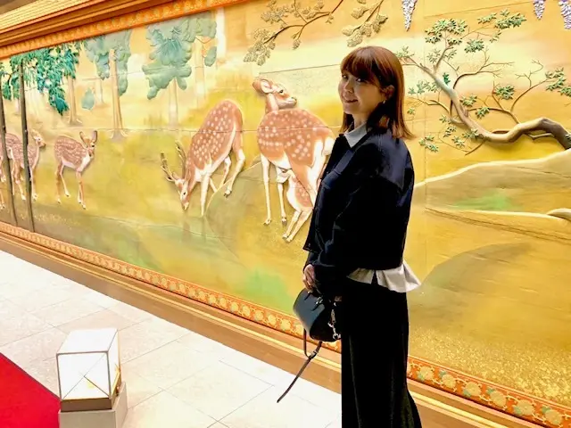 ショート丈ジャケットでホテル雅叙園の館内の画像_5