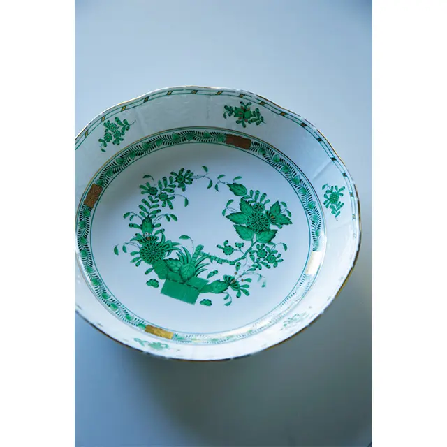 ヘレンドの「インドの華」のプレートは、あまり主張せず、和洋に合う使い勝手のいい一枚。サラダにお菓子と何を盛っても映える。