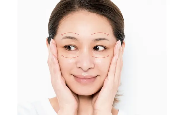 両頰、額にざっくりと置き、内側から外側へ