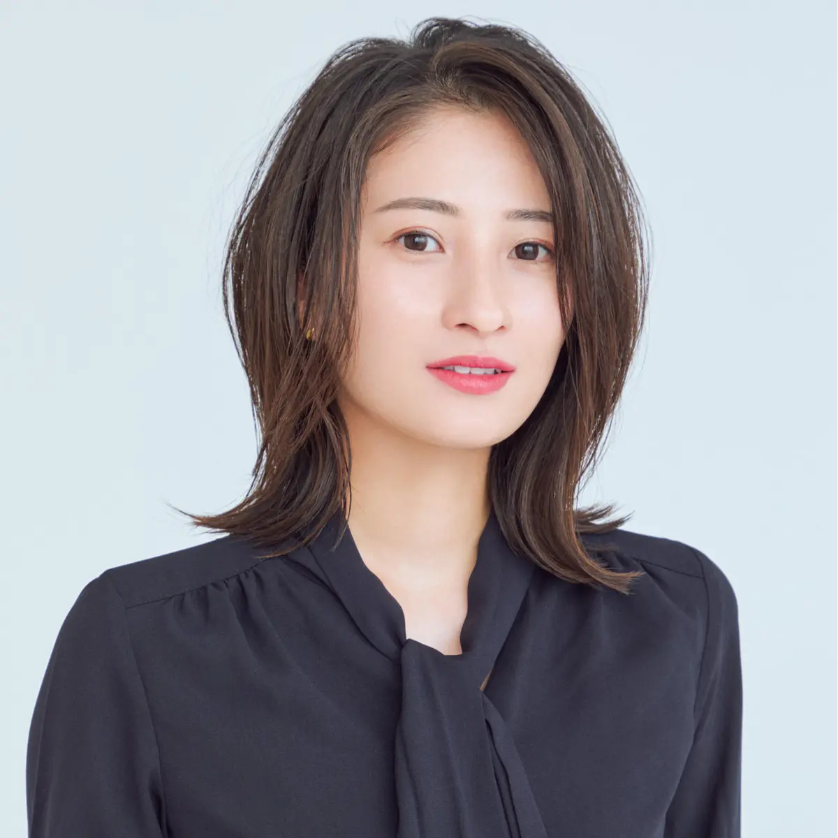 前から見たミディアムヘア