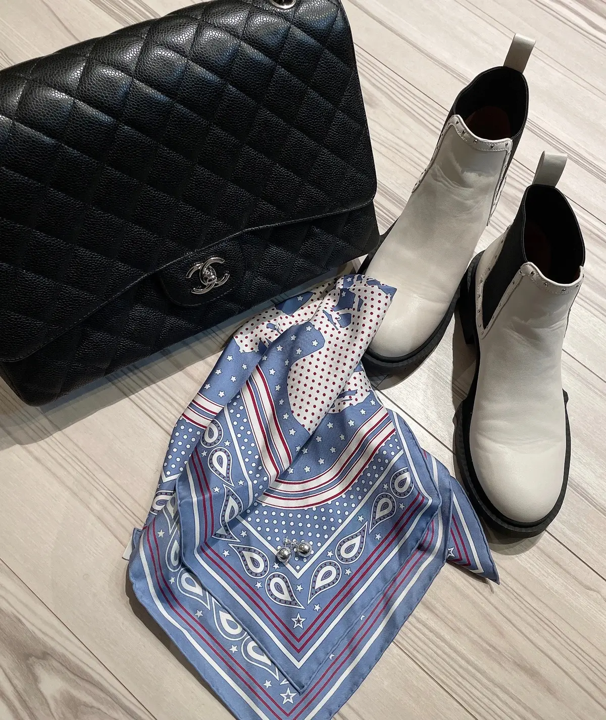 バック、スカーフ、ショートブーツ