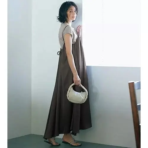 ふんわりシルエットと細ひもで華奢なボディを演出  キャミワンピースコーデ