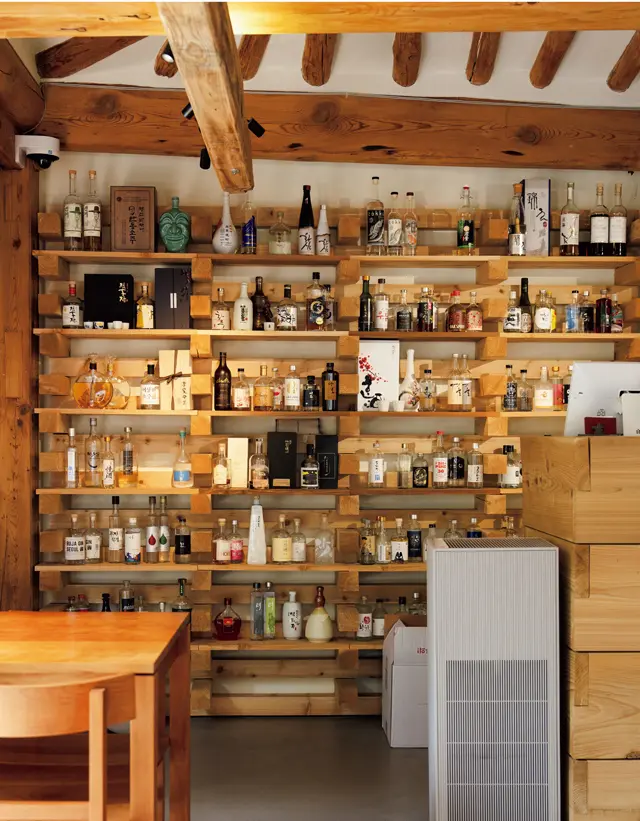 店内の一角にある伝統酒の棚には全国各地から取り寄せた希少な酒がずらり