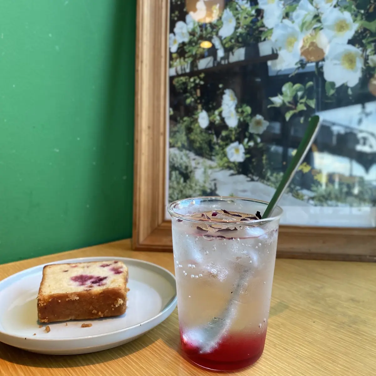 グルテンフリーのケーキとオーガニックローズのソーダ