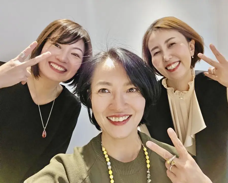 ゆーさんとキャリゆかさんと裏ピース