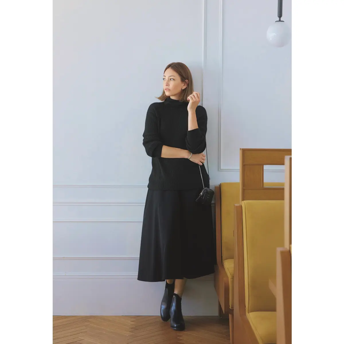 タートルニットとフレアスカートのオールブラックコーデ　モデル・RINA