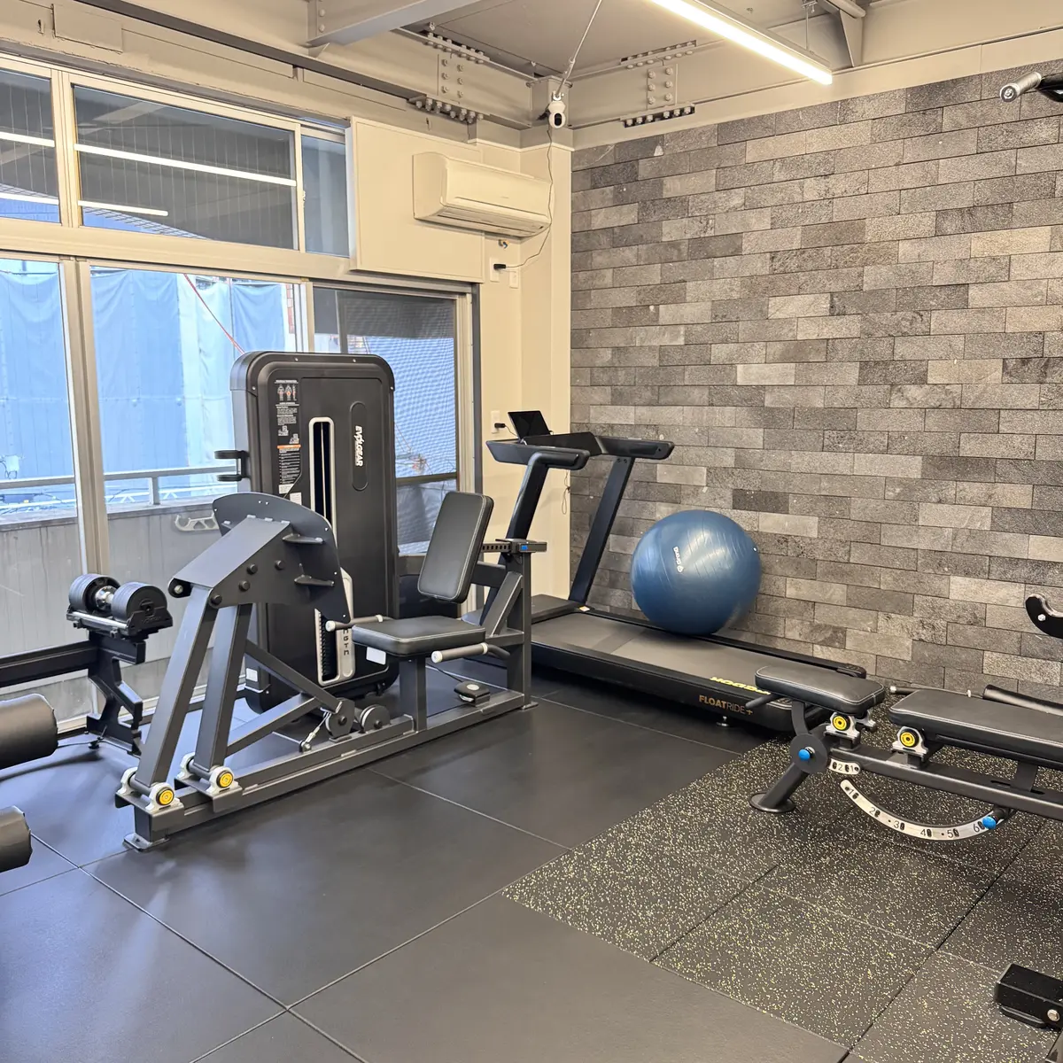 ユニクロ春アウターでスポーツジムへの画像_4