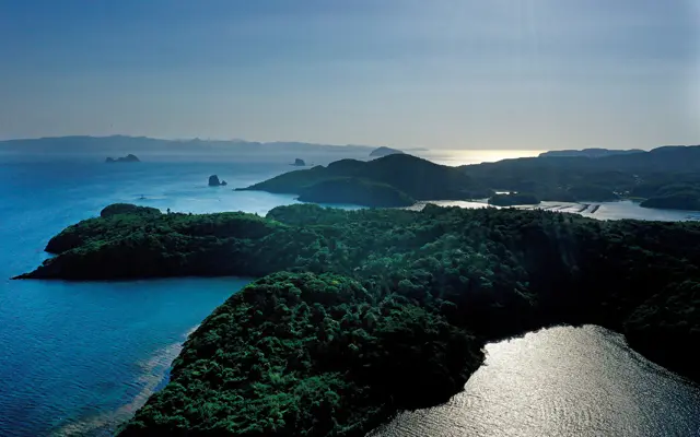 いつまでも見つめていたい美しい地形。古事記をはじめとする日本神話の舞台でもある隠岐諸島。西ノ島の西海岸一帯は、島の原風景の名残と、国賀海岸の奇岩や植物を楽しめる快適なトレッキングコース