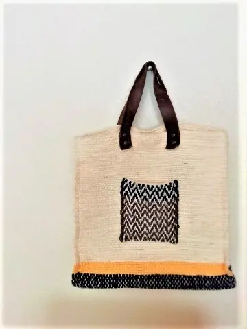 息子用の裂き織りバッグ。彼の好みの配色にしました。白地に、ポイントで紺と黄色。