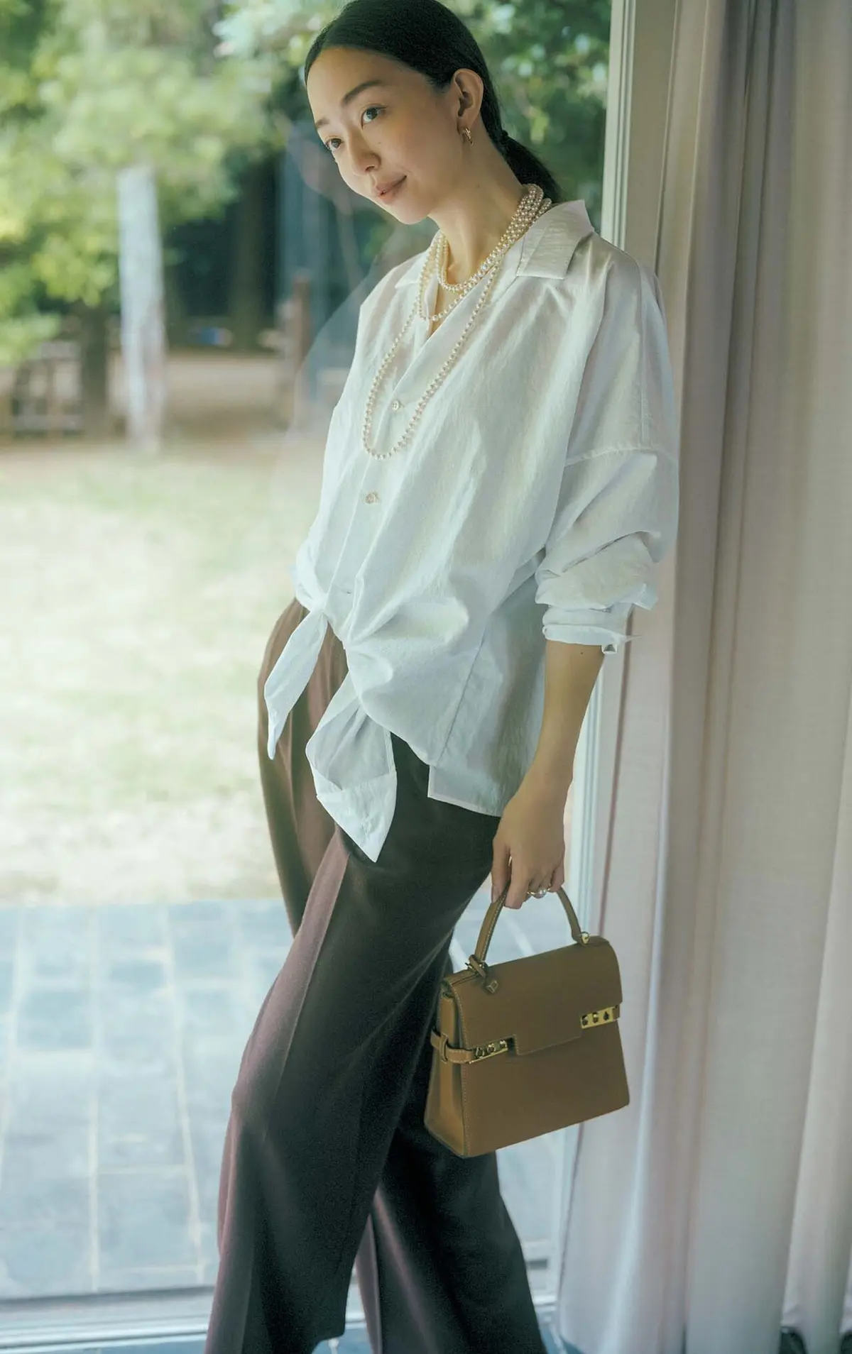 カシュクール風の変形ブラウスなら アレンジの可能性も広がる。 おしゃれの想像力をふくらませて