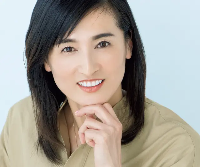 くすみを払って目じりリフトアップ