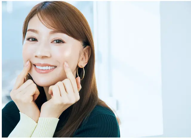 2.「口角」は1mmも下げない！機嫌のいい印象は、リップで演出
