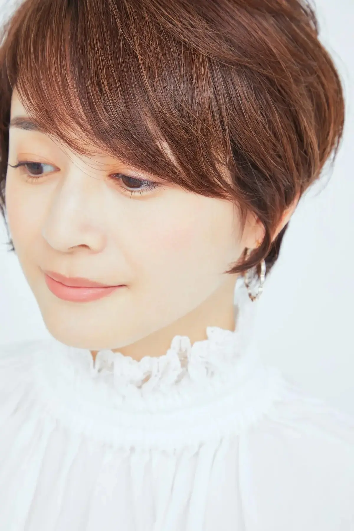 トップをふんわりさせて小顔に見せる「重め前髪」