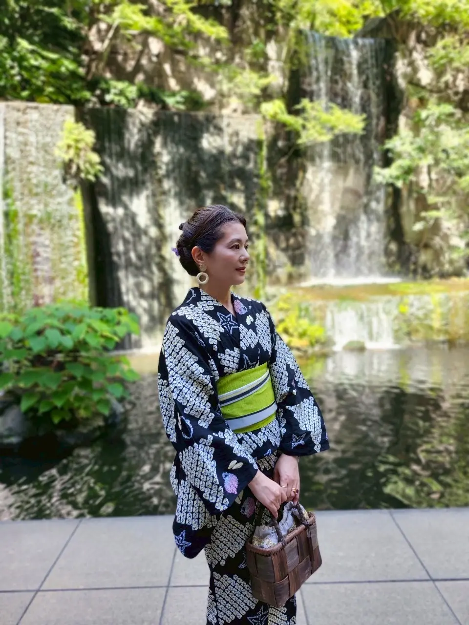 有松絞りの浴衣を着た女性。ヒトデと熱帯魚柄、萌葱色とグレーのリバーシブル帯、夏の雅叙園にて撮影。