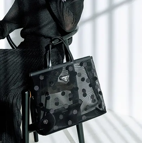 「プラダ」のトートバッグは甘さと辛さのバランスが絶妙【富岡佳子「絵になるバッグ」】