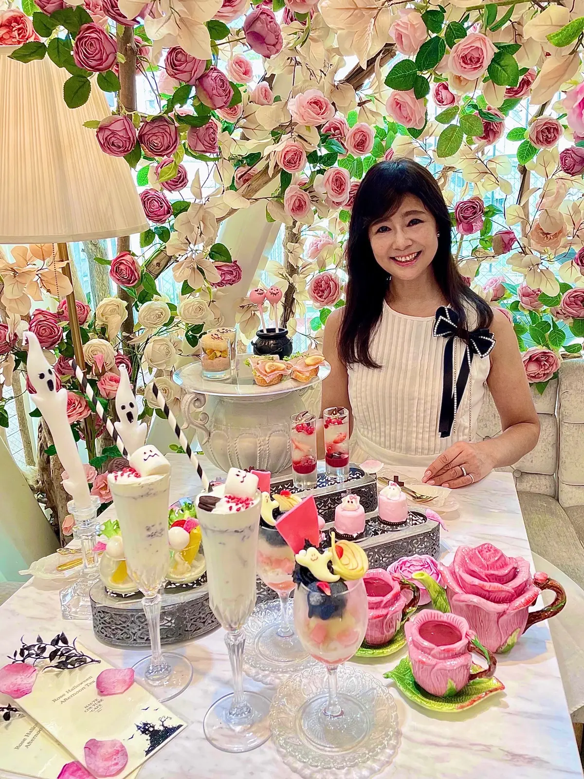 薔薇の装飾、バラ、バラの世界、薔薇の世界、ソファ、ソファー、黒ヒール、フラットシューズ、ローヒール、黒ローヒール、パンプス、黒パンプス、ビジュー付きパンプス、キラキラ、ビジュー付きシューズ、ビジュー付きヒール、ビジュー付きローヒール、白、白ワンピース、ホワイト、ホワイトワンピース、ノースリーブ、ワンピ、白ワンピ、ノースリーブワンピース、ノースリーブワンピ、秋、秋服コーデ、秋コーデ、残暑コーデ、着回し、夏コーデ、夏ワンピース、夏ワンピ、秋ワンピース、秋ワンピ、夏服コーデ、リボン、黒リボン、ビジュー付きリボン、ブローチ、バレッタ、2way、2Way、Ribbon accessories、Bijou Irise 、shoes、ワンピース、SHEIN、Rose Halloween Afternoon Tea、表参道、オートクチュールカフェ、HAUTE COUTURE CAFE、 Haute Couture Cafe、 期間限定、ローズハロウィンアフタヌーンティー、ピンクハロウィン、テラス席、ウェイティングシート、薔薇のカップ、薔薇のティーカップ、バラのカップ、バラのティーカップ、薔薇のポット、バラのポット、薔薇のカップ&ソーサー、バラのカップ&ソーサー、カップ&ソーサー、ポットセット、ティーポットセット、薔薇のティーポットセット、薔薇のポットセット、バラのティーポットセット、バラのティーセット、ハロウィンサラダ、サラダ、ミイラ、コウモリ、バーニャカウダ、ソーセージ、デコデリ、チーズソース、蕪、カブ、ミイラソーセージ、ハロウィンメニュー、ハロウィンデリ、ハロウィンお弁当、チキン、ブロッコリー、セイボリー、お料理、お食事、ランチ、食事、カフェ、和栗ティー、アイスティー、カシス、ベリーティー、オリジナルティー、アップルティー、フリーフロー、飲み放題、フレーバーティー、ラビオリ、トリュフ、トリュフの香り、アスパラ、白アスパラ、美味しい、お料理、お食事、食事、ランチ、ペッパー、イタリアン、パスタ、ショートパスタ、生パスタ、店内、薔薇の装飾、バラの装飾、薔薇の世界、薔薇の内装、薔薇の装飾、バラ、バラの世界、薔薇の世界、ソファ、ソファー、ソファー席、Rose Halloween Afternoon Tea、表参道、オートクチュールカフェ、HAUTE COUTURE CAFE、 Haute