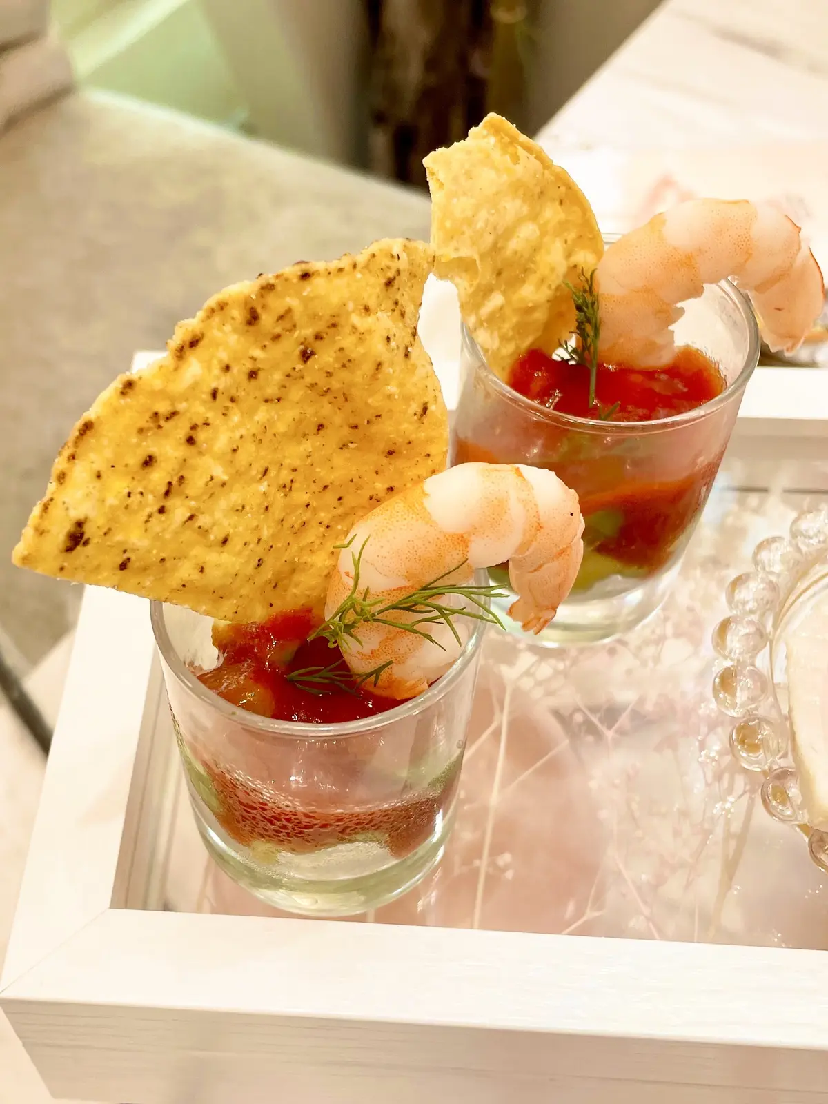 ケーキ、スイーツ、エビ、シュリンプ、表参道、HAUTE COUTURE CAFE表参道、HAUTE COUTURE CAFE、オートクチュールカフェ、ピーチアフタヌーンティー、桃のアフタヌーンティー、桃パフェ、パフェ、ピンク、ピンクのワンピース、ワンピース、ノースリーブワンピース、ワンピースコーデ、ロングヘア、黒髪、可愛いアフタヌーンティー、美味しいアフタヌーンティー、豪華なアフタヌーンティー、お花の世界、店内、スイートピー、かすみそう、霞草、かすみ草、スイーツ、ムラングシャンティ―、マンゴー、パッション、生クリーム、クリーム、花びら、バラ、バラの花、バラの花びら、可愛い、シュリンプカクテル、ガスパチョ、アボカド、トルティーヤチップス、トルティーヤ、ガスパッチョ風仕立て、桃、ピーチ、