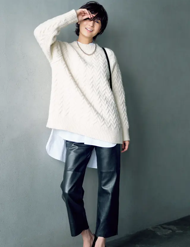 富岡佳子さんが着るレザー・ブラックコーデ