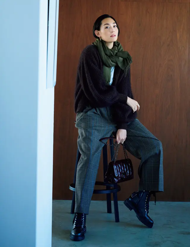 セルジオ ロッシのショートブーツをはきこなすLIZA