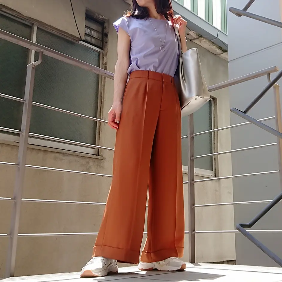 ラベンダーT-shirt  ブラウンパンツ  シルバーバッグ