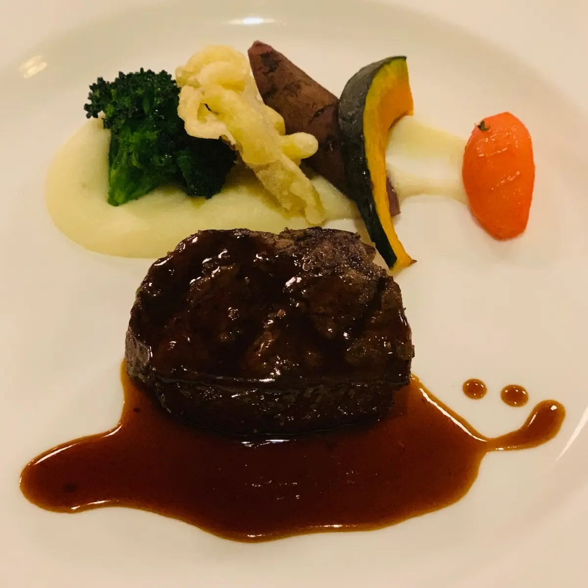 国産牛フィレ肉のグリル　マデラ酒ソース温野菜を添えて