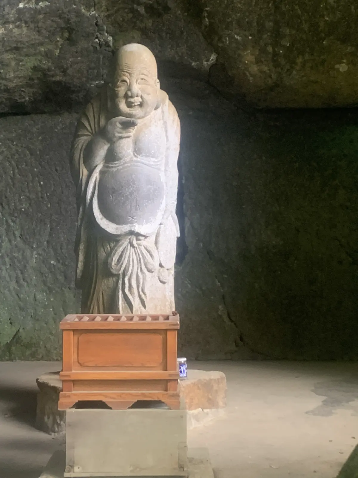 岩を削った祠に置かれた浄智寺の布袋仏