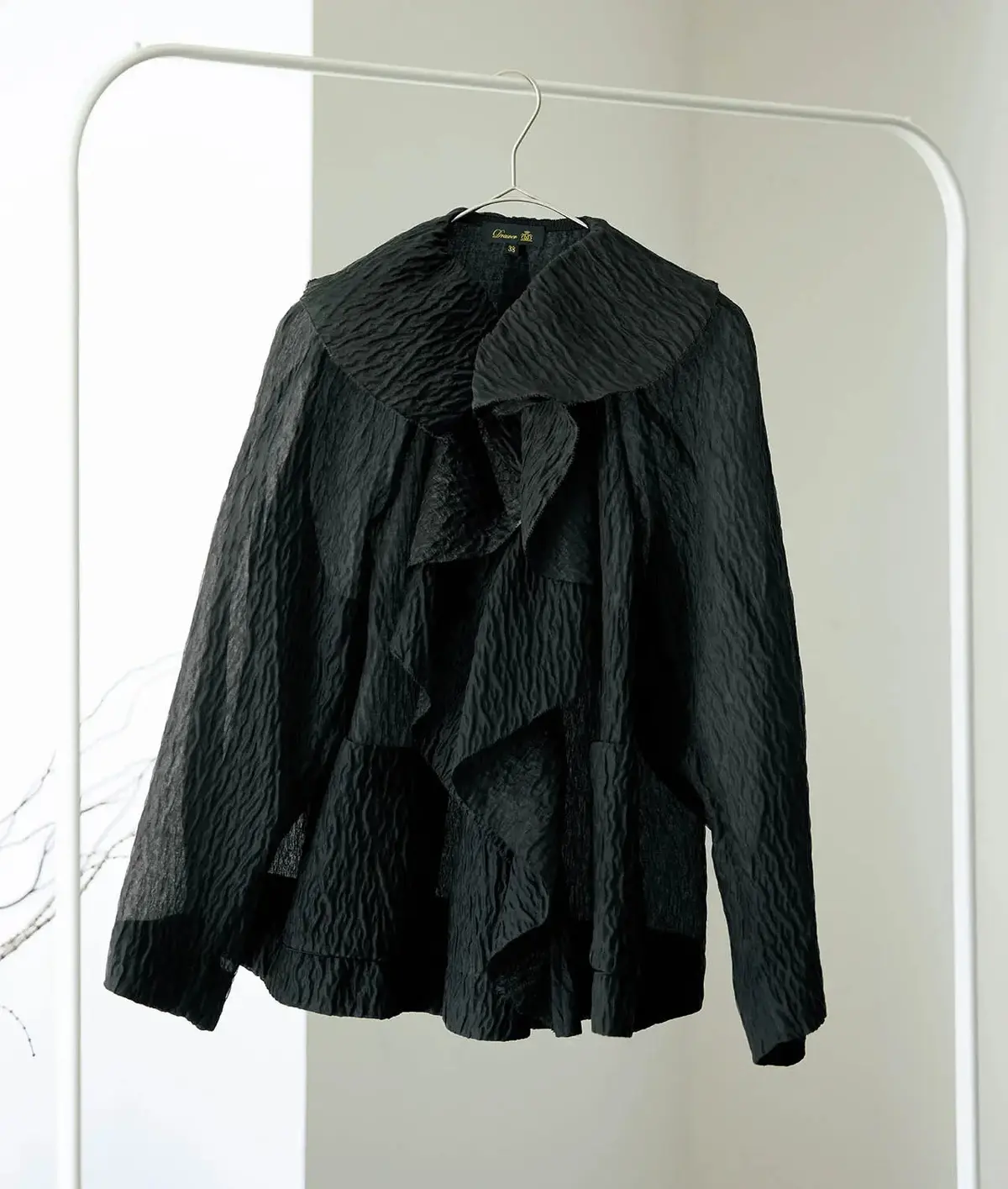 【50代が買うべき春トップス】襟もとを大人っぽく盛る甘めディテールのトップス4選